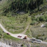 Mauvaise surprise lors d'une tentative d'emmener les moutons à l'alpage pour l'estivage : un troupeau de vaches attaque une paysanne de 67 ans et la projette dans les airs.